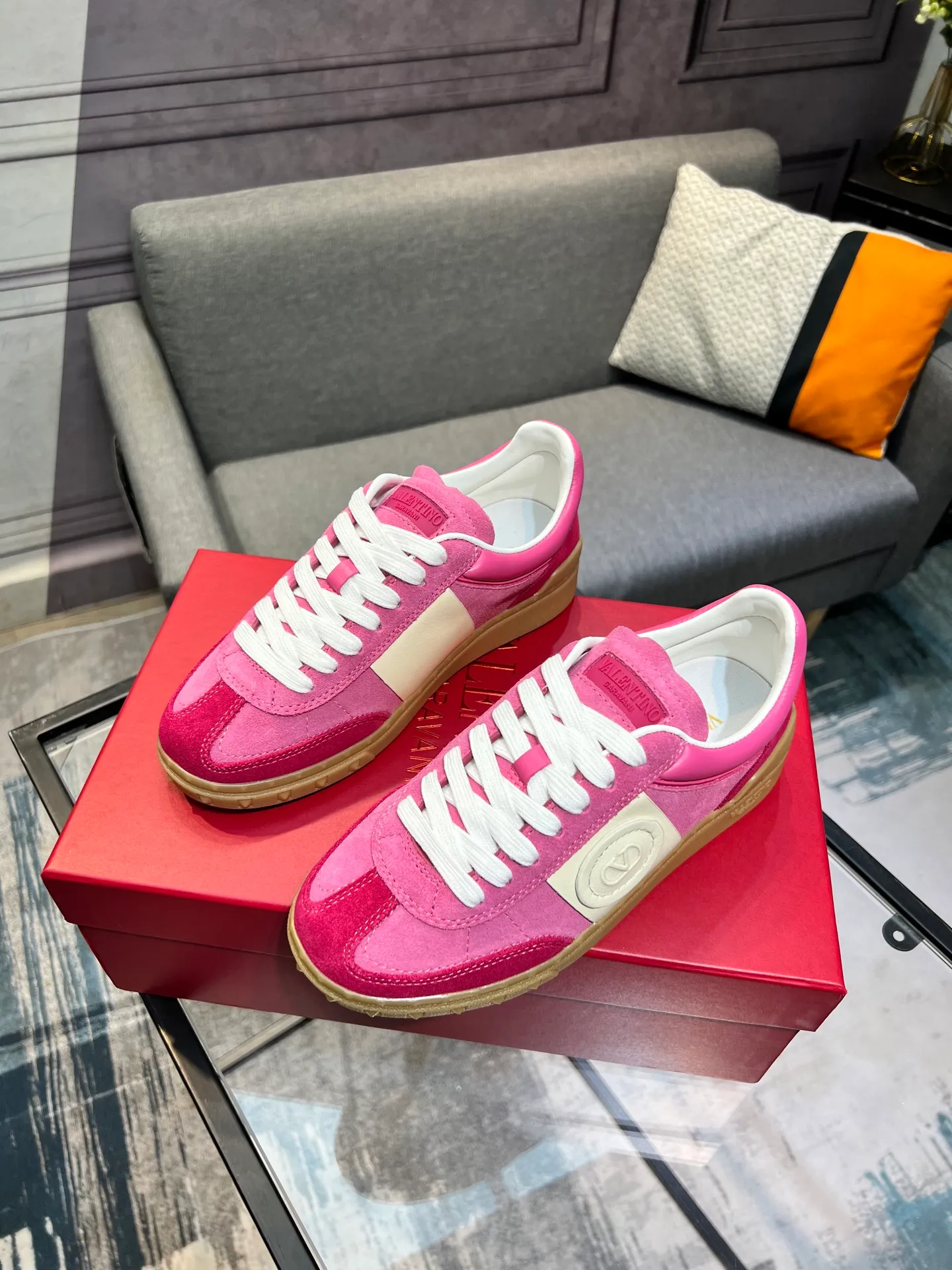 Men's shoes 💰620 👉🌹🌹VALENTINO counter synchronized new low-top casual sports shoes 👍Professional and high-end, perfect replica, first-class quality! 👍All made of original 1:1 materials, exclusive mold opening! 👍High mercerized cowhide fabric 👍TPU outsole, comfortable and wear-resistant, brand injection insole, 👍Full set of high-end counter packaging 👍All details are customized with 1:1 mold, striving for perfection! 👍Couple style female 35-41, male 38-46 (female 41, male 45 46 customized)